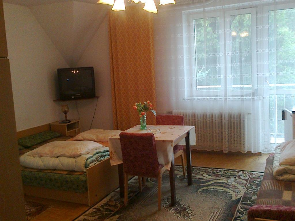 Maxim Pokoje Goscinne Iwonicz-Zdrój Exterior foto